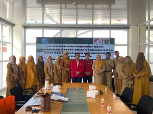 Peserta pelatihan policy brief berbasis data bersama tim LPPM Unhas dan ASN Bulukumba berfoto. (Foto: Dok. LPPM Unhas).
